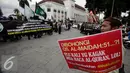 Sejumlah massa dari ormas Islam se- DIY membawa poster saat tabligh akbar di Titik Nol km, Yogya, Minggu (9/10). Mereka mendukung PP Muhammadiah yang telah melaporkan Ahok ke Polda Metro Jaya atas penistaan agama. (Liputan6.com/ Boy Harjanto)