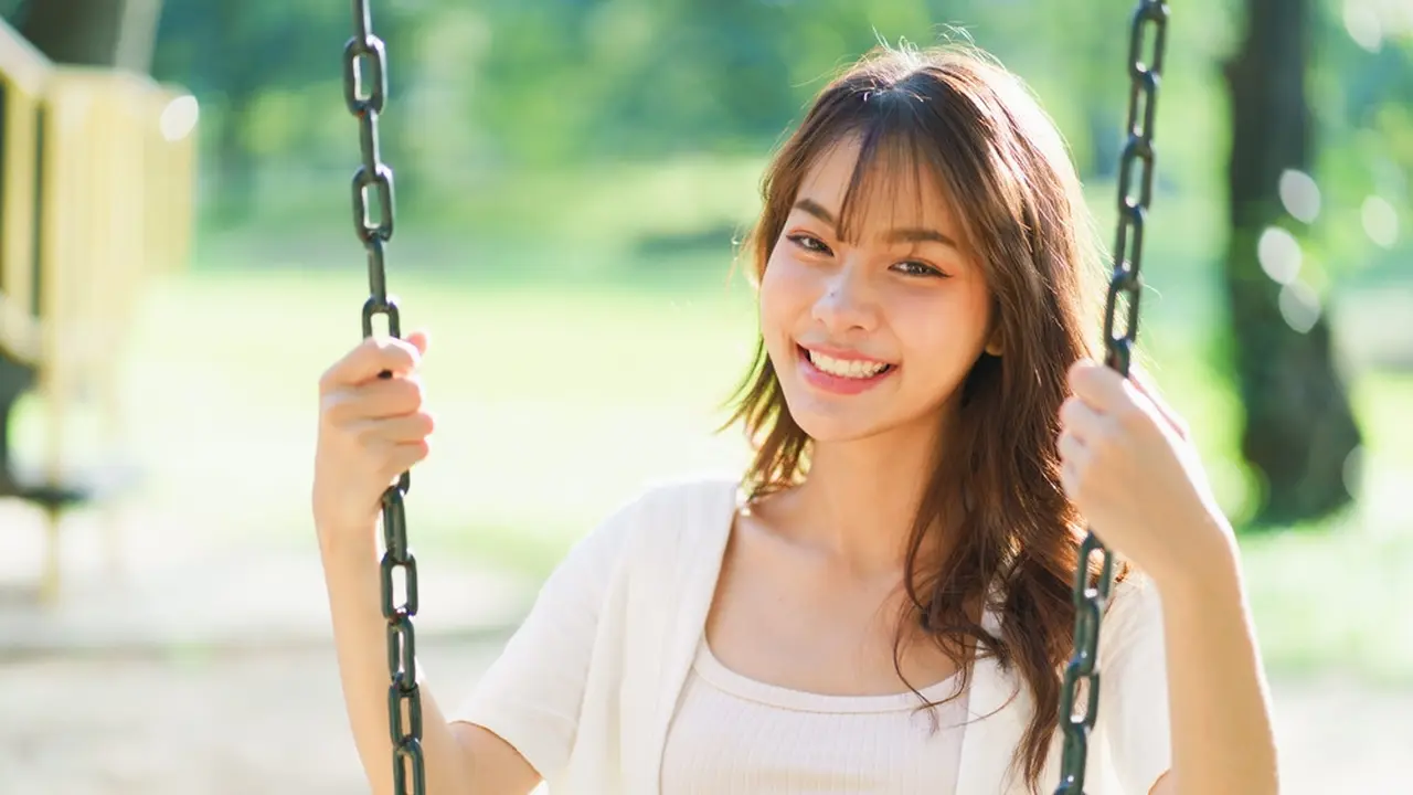 cantik santai tersenyum kalem ayunan