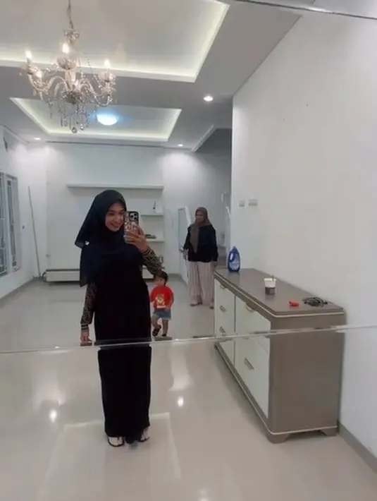 Dari uang penjualan rumah tersebut akan digunakan untuk membereskan rumah barunya. "Supaya kalau lunas uangnya mau dipakai untuk bantu-bantu rumah baru," sambung Ria Ricis. [tiktok.com/@riaricis]