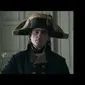 Aktor kawakan Joaquin Phoenix memerankan Napoleon Bonaparte di film Napoleon yang akan tayang di bioskop AS pada 22 November 2023 dan di Apple TV Plus.  (Foto: Screenshot trailer Napoleon di YouTube Apple TV)