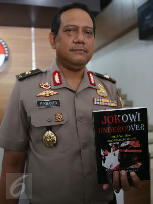 Kabagpenum Polri Brigjen Rikwanto menunjukkan buku Jokowi Undercover di Kadivhumas Polri, Jakarta, Selasa (3/1). Dalam keterangan persnya Bareskrim Polri menangkap Bambang Tri Mulyono, penulis buku Jokowi Undercover. (Liputan6.com/Johan Tallo)