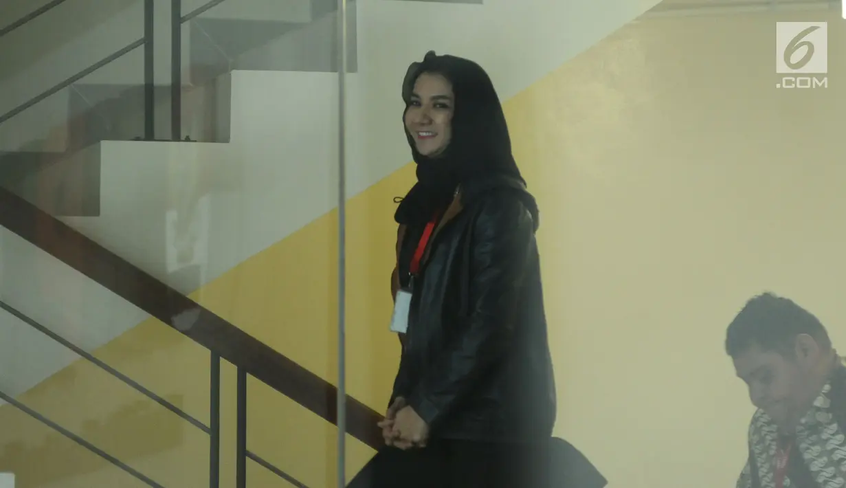 Bupati Kutai Kartanegara, Rita Widyasari menuju ruang periksa di Gedung KPK, Jakarta, Jumat (6/10). Rita memenuhi panggilan KPK terkait sangkaan tindak pidana korupsi suap dan penerimaan gratifikasi. (Liputan6.com/Helmi Fithriansyah)