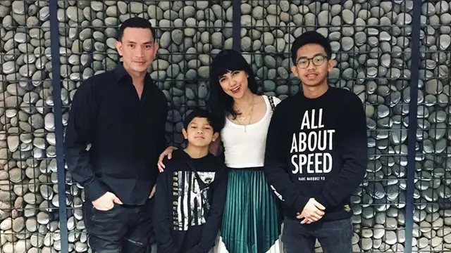 Jarang Tersorot, Ini 6 Potret Harmonisnya Keluarga Aditya Herpavi