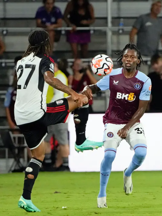Moussa Diaby memberi dampak positif bagi Aston Villa. Winger 24 tahun mencetak gol pada menit ke-73, usai menerima umpan Douglas Luiz. (AP Photo/John Raoux)
