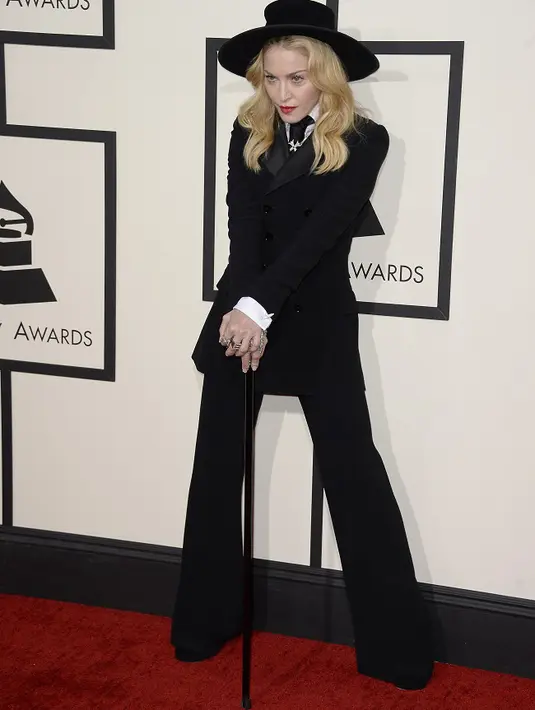 Dilaporkan laman E Online, Senin (16/11/2015), Madonna menghentikan konsernya setelah bernyanyi 13 lagu.  (Bintang/EPA)