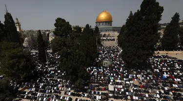 Umat Muslim melaksanakan Sholat Jumat pertama di bulan Ramadhan, di depan kuil Dome of the Rock di kompleks masjid Al-Aqsa di Yerusalem, pada 24 Maret 2023. (AFP/Ahamd Gharabli)