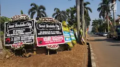 Karangan bunga untuk almarhumah Siti Habibah, Ibunda Presiden ke-6 RI, Susilo Bambang Yudhoyono (SBY) di Puri Cikeas, Bogor, Sabtu (31/8/2019). Salah satu karangan bunga duka cita dikirim Presiden Ke-5 RI Megawati Soekarnoputri dan Sekjen DPP PDIP Hasto Kristiyanto. (Liputan6.com/Herman Zakharia)