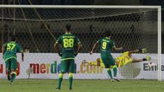 Striker Persebaya Surabaya, Samsul Arif (kedua dari kanan) melakukan eksekusi penalti yang berbuah gol kedua timnya ke gawang Persik Kediri dalam laga Grup C Piala Menpora 2021 di Stadion Si Jalak Harupat, Bandung, Selasa (23/3/2021). Persebaya menang 2-1 atas Persik. (Bola.com/M Iqbal Ichsan)