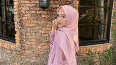 Nabilah eks JKT48 memang selalu dipuji cantik sedari muncul di dunia hiburan yakni pada 2011. Kini penampilan Nabilah kian mencuri perhatian setelah tampil dengan berhijab. Hijab warna pink yang dikenakannya semakin membuatnya menawan. (Liputan6.com/IG/@nblh.ayu)
