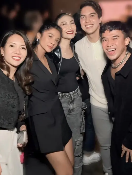 Ayu Dewi juga hadir mengenakan atasan crop leather dipadukan inner tank top hitam serta celana cargo hitamnya. [@mrsayudewi]