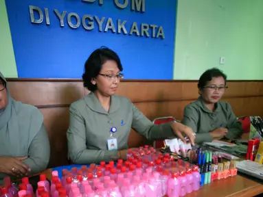 Petugas  menunjukan barang bukti berupa jamu dan alat kosmetik berbahaya berbahan kimia  di BPOM DIY, Yogyakarta, Senin (2/5/2016).Total penemuan produk ilegal sekitar 231,8 juta.(Boy Harjanto)