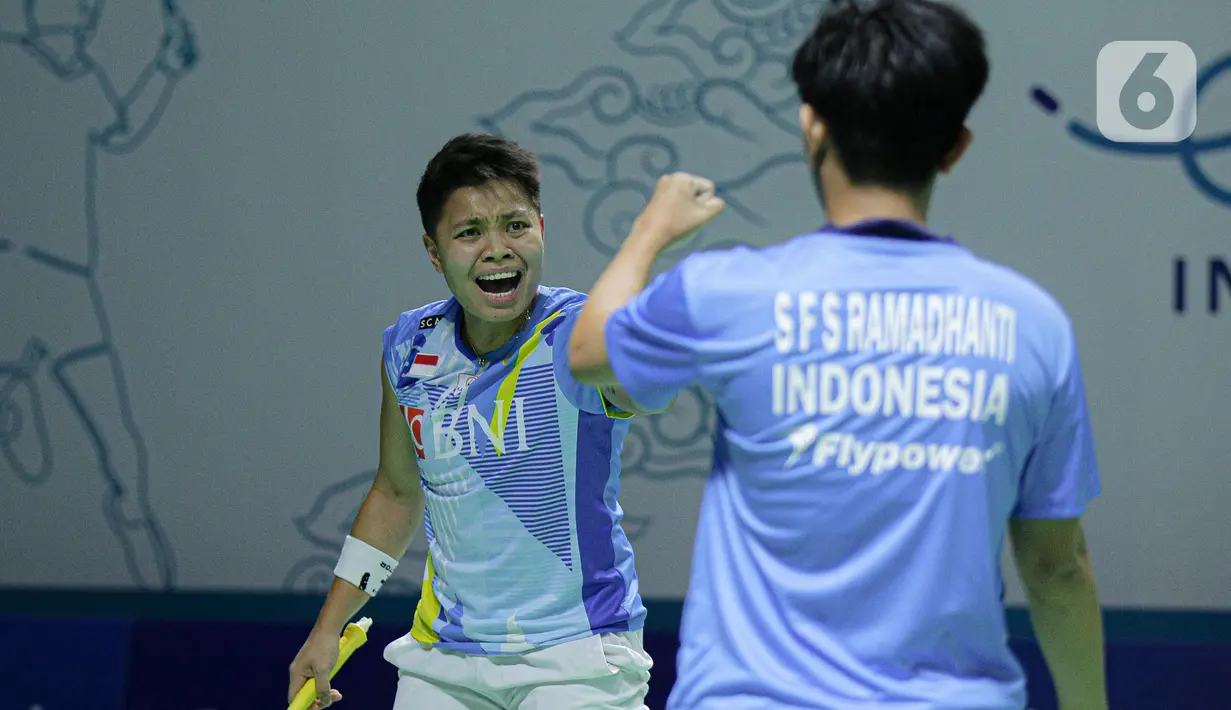 Pebulu tangkis ganda putri Indonesia Apriyani Rahayu dan Siti Fadia Silva Ramadhanti meraih satu poin saat melawan ganda putri China Zhang Shu Xian/Zheng Yu pada babak 16 besar Indonesia Open 2022 di Istora Senayan, Jakarta Pusat, Kamis (16/6/2022). Apriyani/Fadia lolos ke babak perempat final lewat rubber game, 21-16, 16-21 dan 21-18. (Liputan6.com/Faizal Fanani)