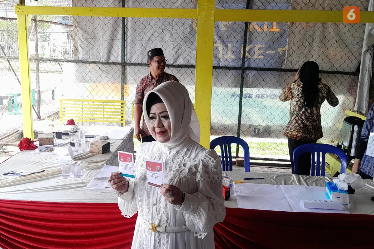Calon Walikota Bandar Lampung nomor urut 01, Reihan saat menyoblos surat suara di TPS 13, Kecamatan Way Halim. Foto : (Liputan6.com/Ardi).