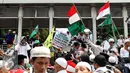 Massa aksi damai 4 November memadati halte Juanda setelah salat Jumat di Jalan Ir. H. Juanda dekat Masjid Istqlal, Jakarta, Jumat (4/11). Sebagian massa terlihat membawa berbagai atribut dan bendera. (Liputan6.com/Gempur M. Surya)