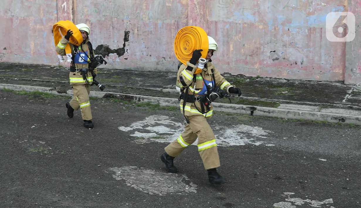 Peserta lomba Jakarta Fire and Rescue Competition 2022 di Pusdiklat Gulkarmat, Ciracas, Jakarta Timur, Senin (21/3/2022). Lomba tersebut untuk menguji ketangkasan dan kecepatan petugas dalam proses penyelematan korban kebakaran di atas gedung dan di air. (Liputan6.com/Herman Zakharia)