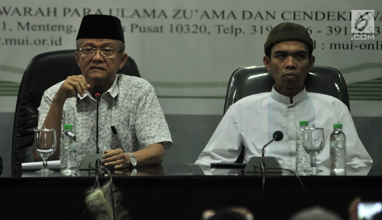 Ustaz Abdul Somad (kanan) dan Sekjen MUI Anwar Abas  saat menggelar konpers usai pertemuan di Kantor MUI, Jakarta, Rabu (21/8/2019). Ustaz Abdul Somad diundang MUI untuk klarifikasi atau tabayyun video ceramahnya yang viral karena dianggap menghina salah satu agama. (merdeka.com/Iqbal S. Nugroho)
