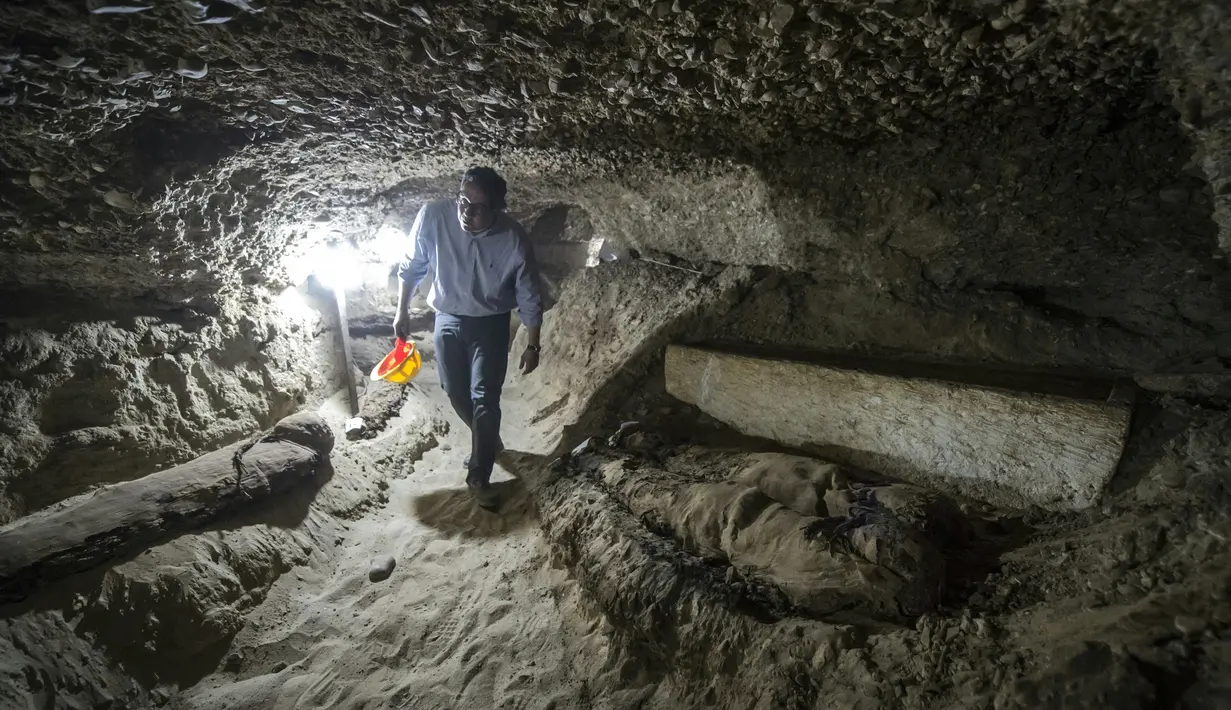 Para arkeolog meyakini, ini pertama kalinya mumi ditemukan dalam makam bergaya katakombe (berlorong ke bawah) di distrik el-Gabal Touna, Minya, Mesir, Sabtu (13/5). (AFP PHOTO / KHALED DESOUKI)