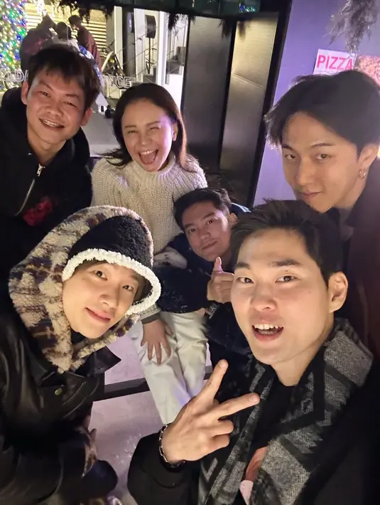 Kebersamaan Boy William dengan idol K-Pop ini pun mencuri perhatian banyak netizen. Bahkan, tak sedikit pula yang menyebut jika Jay dan DK iKON telah terlihat bak sahabat dengan Boy. (Liputan6.com/IG/@boywilliam17)