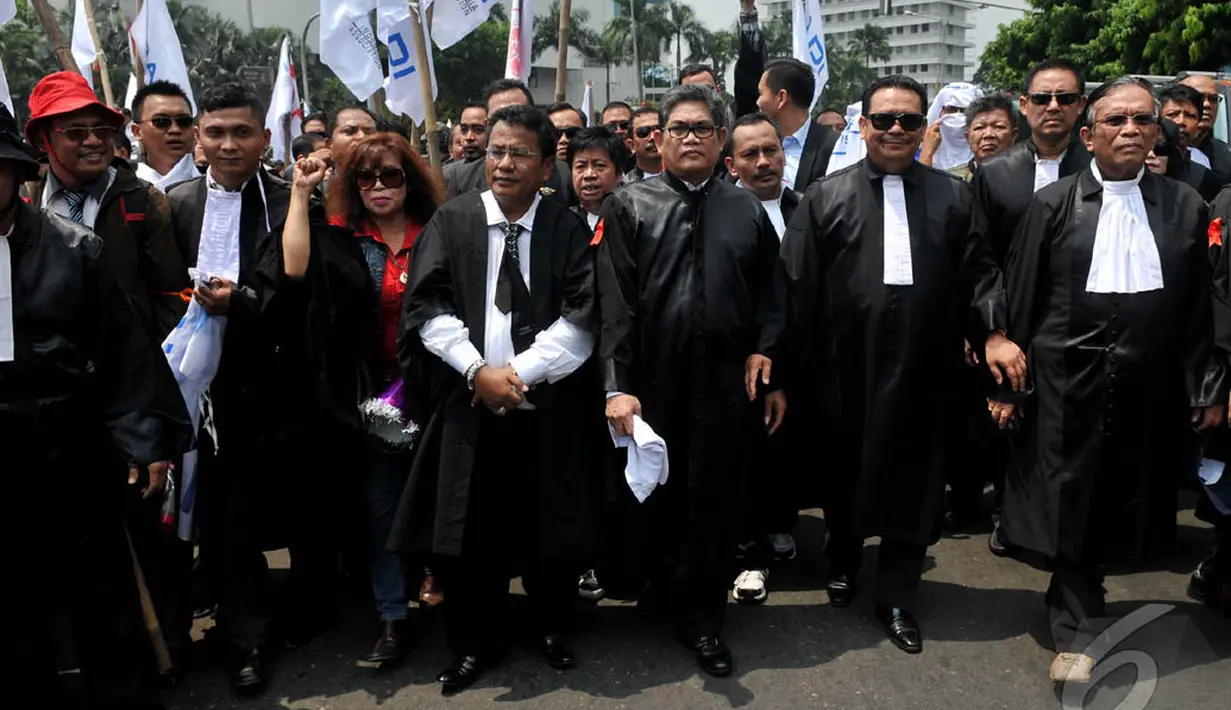 Hotman dan rekan pengacara lainnya terlihat kompak memakai baju kebesaran mereka saat aksi di Bundaran HI, Jakarta, Kamis (11/9/2014) (Liputan6.com/Johan Tallo)