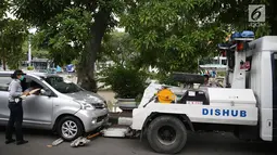 Toyota Avanza parkir sembarangan dan harus diproses. (Source: liputan6.com)