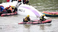 Evakuasi korban pesawat TransAsia jatuh di sungai. (Reuters)