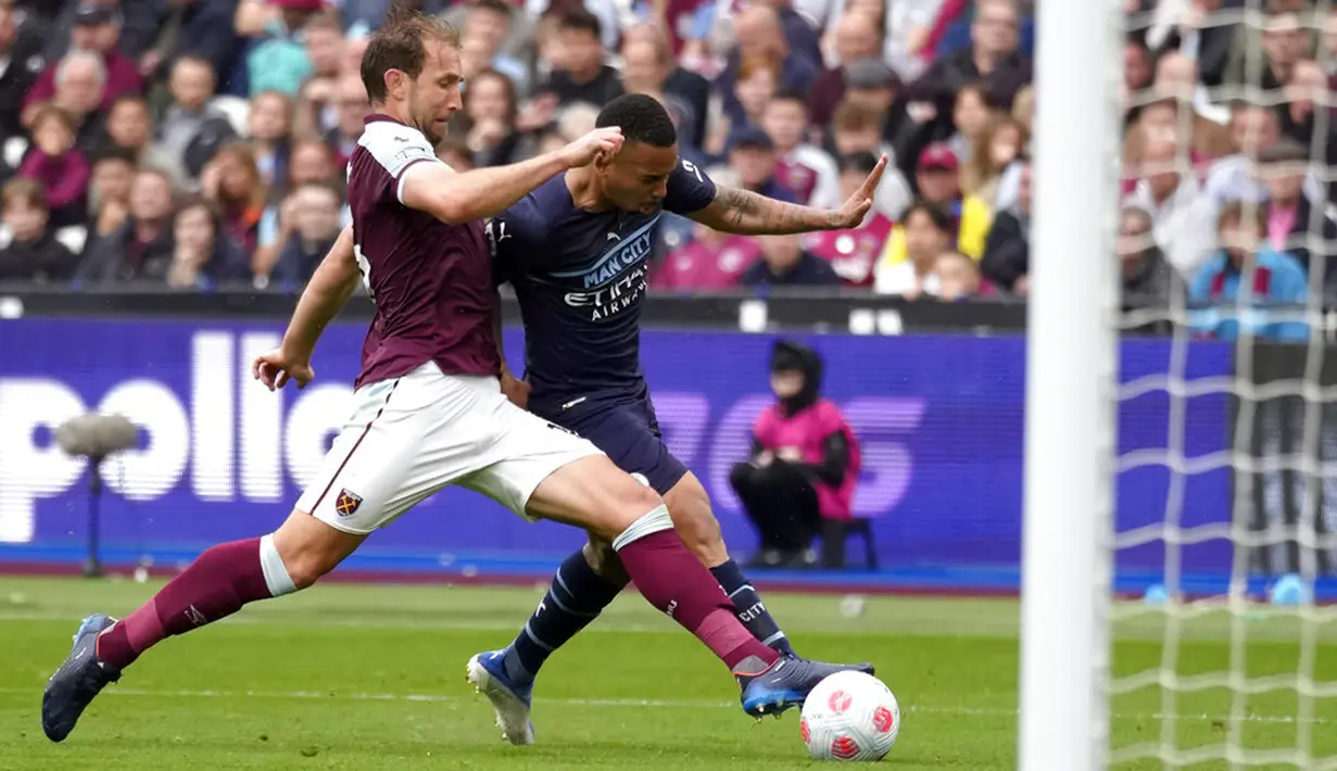 Pemain West Ham United Craig Dawson (kiri) menjegal pemain Manchester City Gabriel Jesus dalam kotak penalti pada pertandingan sepak bola Liga Inggris di London Stadium, London, Inggris, 15 Mei 2022. Pertandingan berakhir imbang 2-2. (AP Photo/Kirsty Wigglesworth)