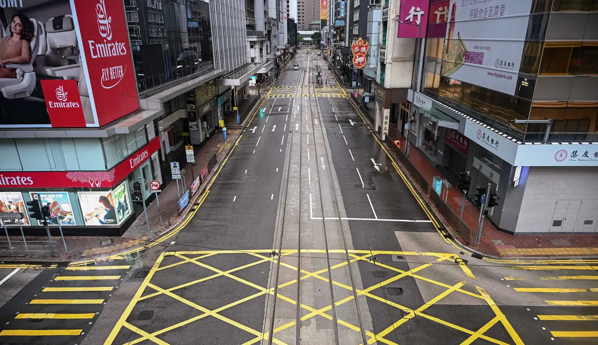Perwakilan dari Otoritas Bandara Hong Kong mengatakan sekitar 500 penerbangan telah dibatalkan karena cuaca hari ini. (Peter PARKS/AFP)