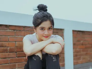 Menata rambut dengan dicepol merupakan tatanan rambut paling mudah tetapi tetap memancarkan pesona seseorang. Tak dipungkiri, Yoriko Angeline semakin terlihat cantik dengan tatanan rambut dicepol. Outfit yang dikenakannya pun mendukung gaya rambut cepolannya yang lucu dan bikin gemas. (Liputan6.com/IG/@yorikooangln_)