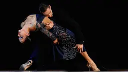 Pasangan asal Rusia, Dmitriy Kuznetsov dan Olga Nikolaeva tampil dalam putaran final kategori Stage di Tango Dance World Championship 2019 di Buenos Aires, Argentina, Rabu (21/8/2019). Tango Dance World Championship 2019 diselenggarakan selama 10 hari. (AP Photo/Natacha Pisarenko)