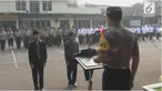 Korban begal di Bekasi mendapatkan penghargaan dari Polrestro Bekasi.