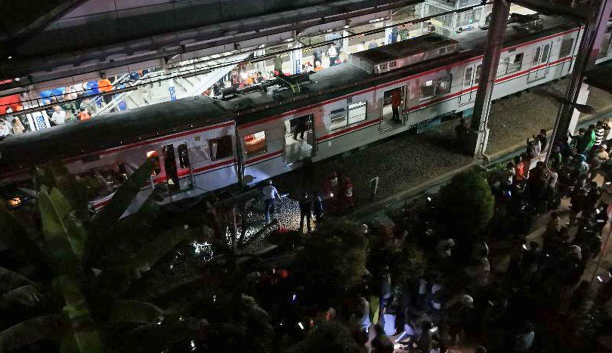 Foto udara menunjukkan kondisi sebagian dari rangkaian Kereta Rel Listrik (KRL) Commuter Line yang tertabrak Kereta Api Jarak Jauh (KAJJ) Argo Bromo Anggrek di Stasiun Bekasi Timur, Jawa Barat, pada Selasa 28 April 2026 dini hari. (Taris IMAN/AFP)