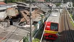 Kereta commuter line melintas di kawasan Lenteng Agung, Jakarta Selatan, Sabtu (5/10/2019). Pemprov DKI Jakarta akan menata kawasan Lenteng Agung dan Tebet terutama di bantaran rel agar tidak terkesan kumuh. (Liputan6.com/Immanuel Antonius)