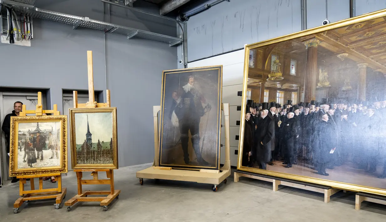 Ketika api melalap Old Stock Exchange di pusat kota Kopenhagen pada pertengahan April lalu, banyak orang di ibu kota Denmark bergegas menuju kobaran api dan keluar dengan membawa lukisan, patung, dan benda-benda penting lainnya dari warisan budaya Denmark. (Ida Marie Odgaard/Ritzau Scanpix via AP)