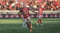 Striker Bali United, Ilija Spasojevic, merayakan gol yang dicetaknya ke gawang PSM Makassar dalam laga pekan kedelapan BRI Liga 1 2023/2024 di Stadion Kapten I Wayan Dipta, Gianayr, Bali, Jumat (11/8/2023). (Bola.com/Alit Binawan)