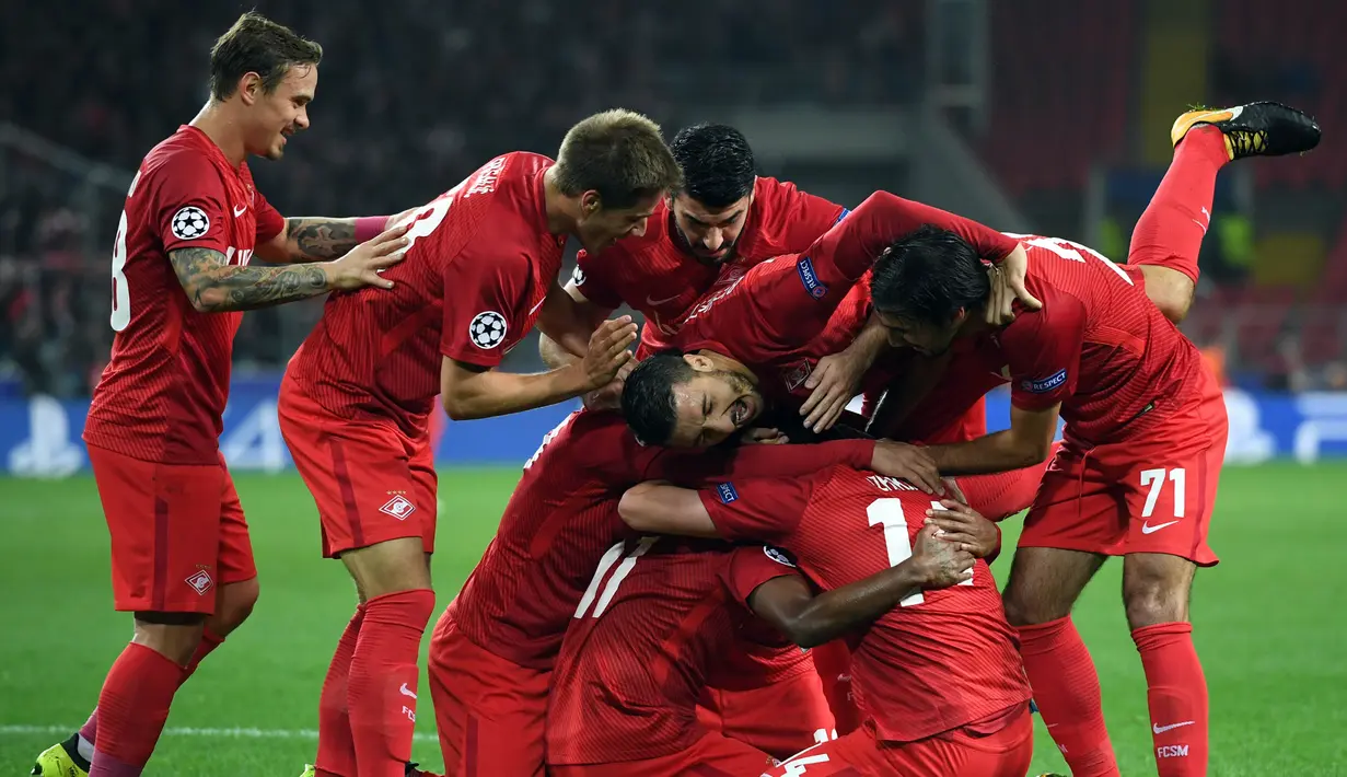 Para pemain Spartak Moskow merayakan gol yang dicetak Fernando ke gawang Liverpool pada laga Liga Champions di Stadion Otkrytie Arena, Moskow, Selasa (26/9/2017). Kedua klub bermain imbang 1-1. (AFP/Yuri Kadobnov)