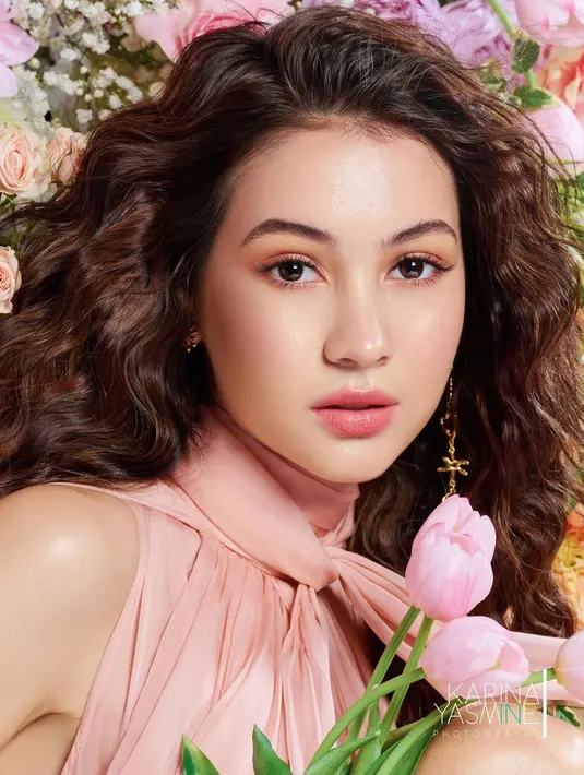 Untuk makeup, gadis blasteran Jawa dan Amerika ini juga mengikuti busananya. Ia memilih tampilan makeup baby pink yang begitu soft, sehingga membuat wajahnya glowing dan merona. Jepretan Karina Yasmine Photography ini pun membuat Sandrinna menuai banyak pujian dari warganet. (Liputan6.com/IG/@sandrinna_11)