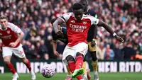 Bukayo Saka mengeksekusi penalti dan membawa Arsenal unggul 2-0 atas West Ham United dalam lanjutan Premier League 2025/2026 di Emirates Stadium, Sabtu (4/10/2025). (HENRY NICHOLLS / AFP)