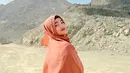 Gaya Fuji saat di Jabal Sur, Arab Saudi ini bisa jadi inspirasi. Pilih gamis polos dan padukan dengan hijab dengan aksen payet di atasnya. Manis! (Instagram/fuji_an).