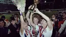Carin Jennings (kanan) mengangkat trofi juara setelah Amerika Serikat mengalahkan Norwegia dengan skor 2-1 pada Piala Dunia Wanita pertama tahun 1991 di China. ( AFP/Tommy Cheng )