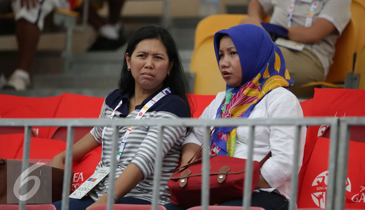 Mantan petenis andalan Indonesia, Yayuk Basuki (kiri) hadir menyaksikan perjuangan Christopher Rungkat dkk di nomor beregu Sea Games 2015 di Kallang Tenis Centre, Singapura, Selasa (9/6/2015). (Liputan6.com/Helmi Fithriansyah)