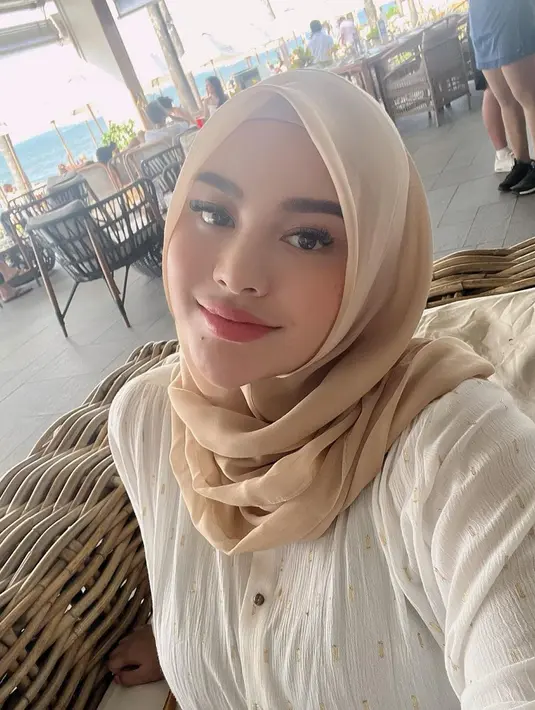 Tampil kasual, Aurelie Hermansyah memperlihatkan nuansa makeup yang lebih natural. Dengan alis dan eye makeup yang cukup tajam, Aurelie memadukannya dengan warna lipstik yang merah-oranye. Foto: Instagram.