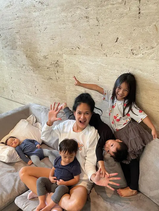 Nah, selain itu tak ada yang menyangka juga kalau Donna Harun sudah memiliki empat orang cucuk. Yakni anak dari Ricky Harun dan sang istri, Herfiza Novianti. (Instagram/donnaharunofficial)