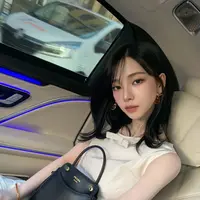 Kehadirannya menjadi sorotan bukan hanya karena statusnya sebagai global ambassador, tetapi juga transformasi gaya rambut barunya yang terlihat lebih segar dan elegan. [@katarinabluu].