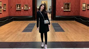 Melalui akun Instagram pribadinya, Velove Vexia kerap membagikan beberapa kegiatannya. Bahkan, gaya kasual Velove saat berkunjung ke subuah museum menggunakan outfit serba hitam ini banjir pujian. (Liputan6.com/IG/@vaelovexia)