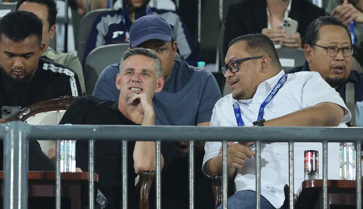 Pelatih Timnas Indonesia, John Herdman, memantau langsung kualitas pemain lokal maupun diaspora yang berlaga di BRI Super League 2025/2026. Tampak dalam foto, pelatih Timnas Indonesia, John Herdman (kiri, baris depan) saat menyaksikan laga Dewa United kontra Borneo FC Samarinda pada pertandingan pekan ke-22 BRI Super League 2025/2026 di Indomilk Arena, Tangerang, Banten, Minggu (22/2/2026) malam WIB. (Bola.com/M Iqbal Ichsan)