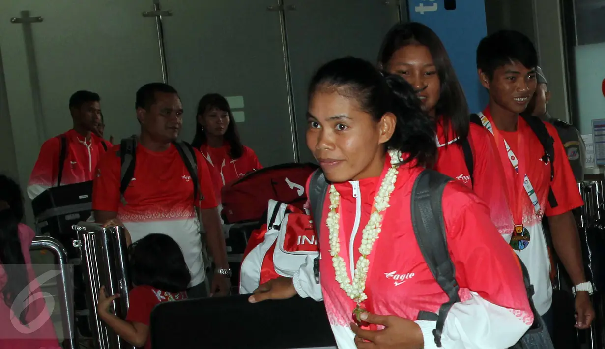 Para Atlet Dayung Indonesia saat tiba di Bandara Soekarno-Hatta, Banten, Selasa (16/6/2015). Dengan raihan 13 medali emas, 6 perak dan 4 perunggu, Indonesia dinobatkan sebagai juara umum rowing SEA Games 2015. (Liputan6.com/Helmi Afandi)
