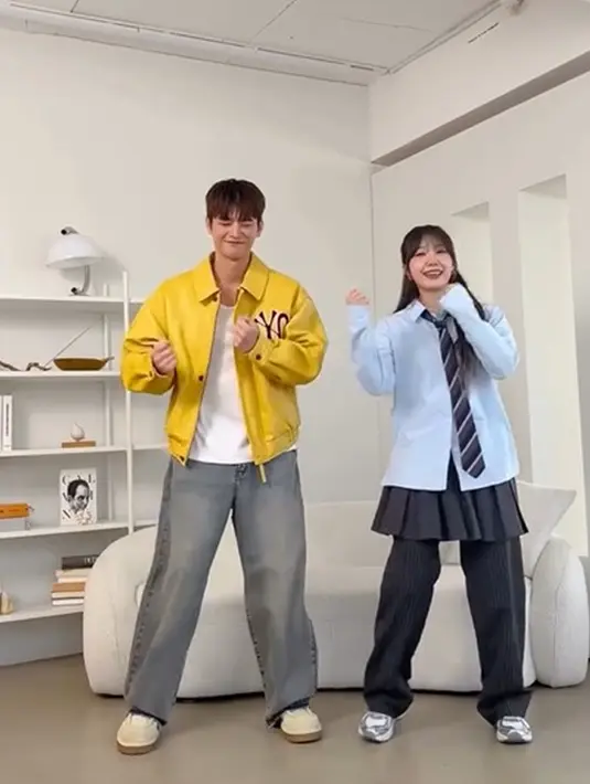 Lagu 'Couple' telah dirilis pada 16 Maret 2025. Chemistry Seo In Guk dan Jung Eun Ji yang tak perlu diragukan lagi, dipadukan dengan lagu yang indah dan konsep visual yang menarik, dijamin akan membuat lagu ini menjadi hits. Mereka juga begitu kompak saat mempromosikan lagu tersebut. (Liputan6.com/IG/@epmusic.official)