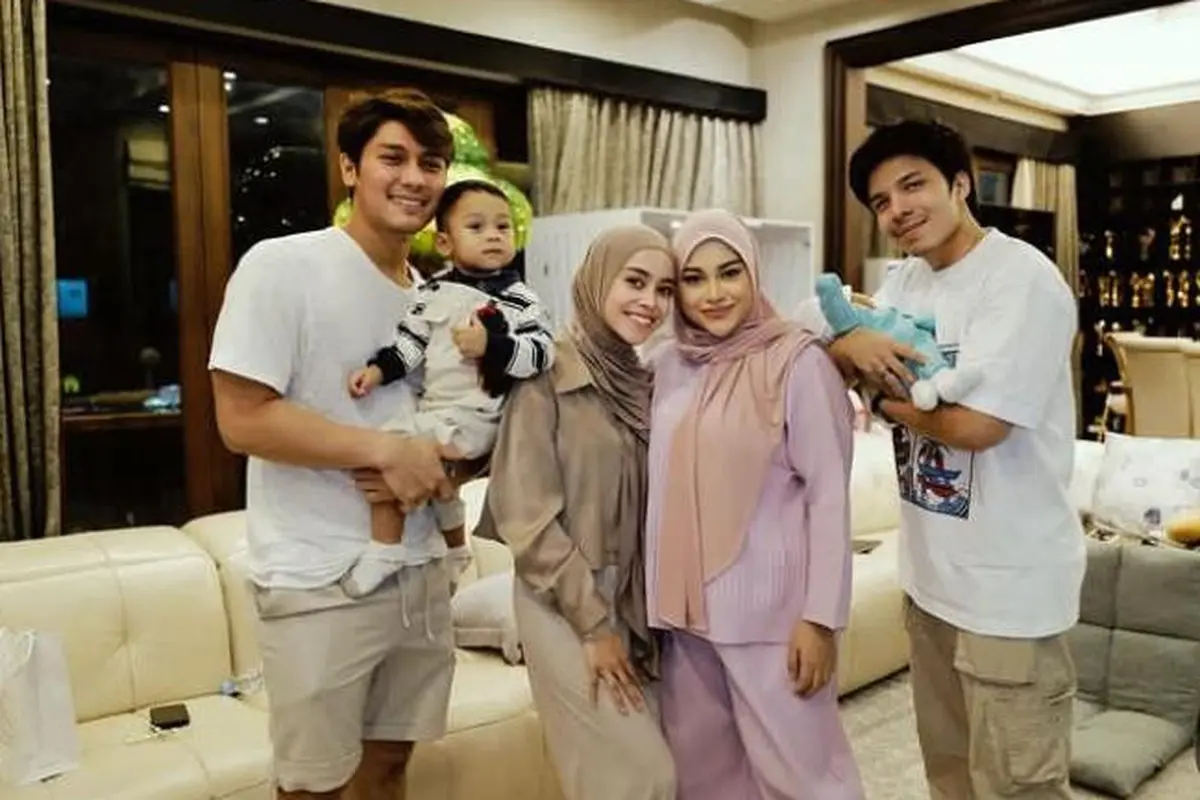 Potret Leslar Family bersama Aurel, Atta dan baby Azura (Sumber: Instagram/@attahalilintar)