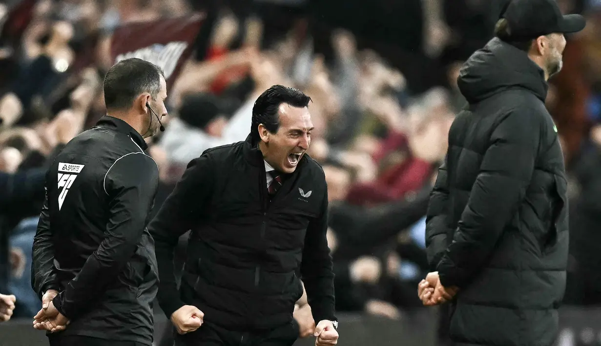 Pelatih Aston Villa, Unai Emery, melakukan selebrasi setelah anak asuhnya mencetak gol ke gawang Liverpool pada laga Liga Inggris di Stadion Villa Park, Selasa (14/5/2024). (AFP/Ben Stansall)