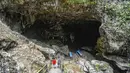 Terletak di Desa Watuagung, Kecamatan Watulimo, Goa Lowo memiliki panjang sekitar 2 kilometer. Tampak dalam foto, aktivitas pengunjung di dalam Goa Lowo di Watuagung, Trenggalek, Jawa Timur. (merdeka.com/Arie Basuki)